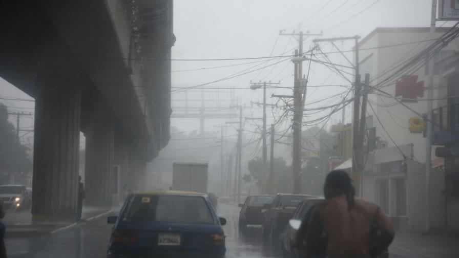 María reduce a peligroso huracán categoría 3 tras salir de Puerto Rico María reduce a peligroso huracán categoría 3 tras salir de Puerto Rico