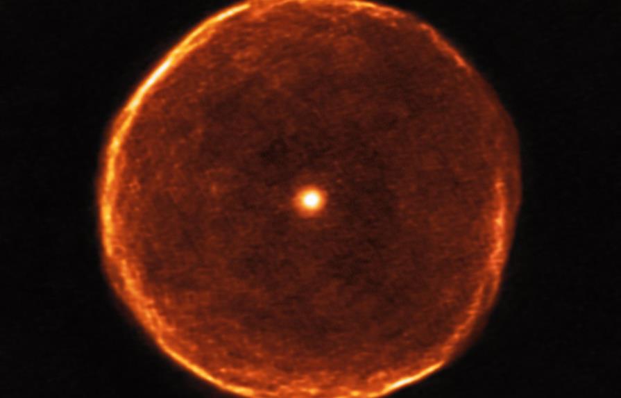 Astrónomos captan los últimos vapores de una estrella envejecida