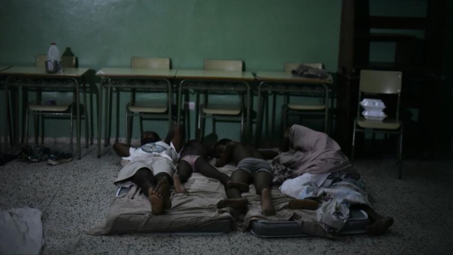 Sube a mil los refugiados en 47 albergues de Samaná por efectos del huracán María