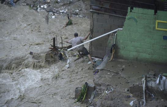 Lluvias afectan viviendas e inundan sectores en Santiago