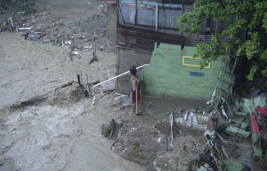 Lluvias afectan viviendas e inundan sectores en Santiago