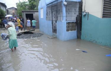 Unas 40 casas inundadas por desbordamiento de cañada en Los Salados -  Diario Libre