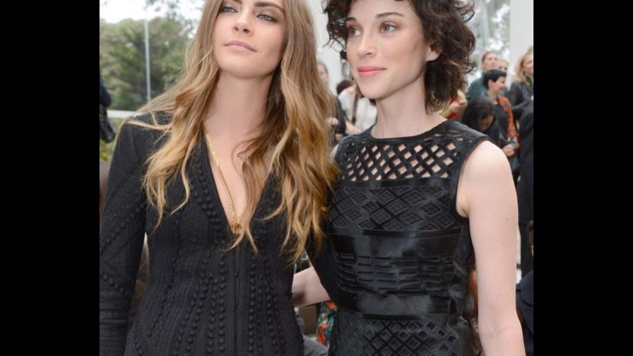 Cantante St. Vincent culpa a la fama de su ruptura con Cara Delevingne