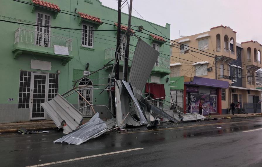 Equipos llegados de EE.UU. tratan de abrir carreteras en un Puerto Rico devastado