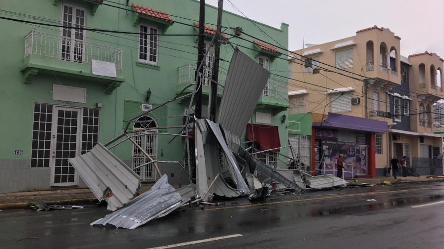 Equipos llegados de EE.UU. tratan de abrir carreteras en un Puerto Rico devastado Equipos llegados de EE.UU. tratan de abrir carreteras en un Puerto Rico devastado