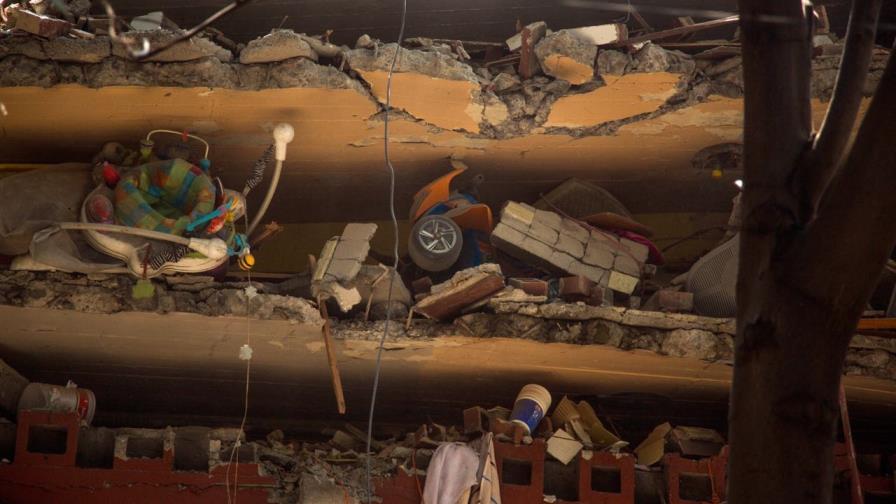 Rescates avanzan contra reloj en México; buscan niña viva de colegio derrumbado