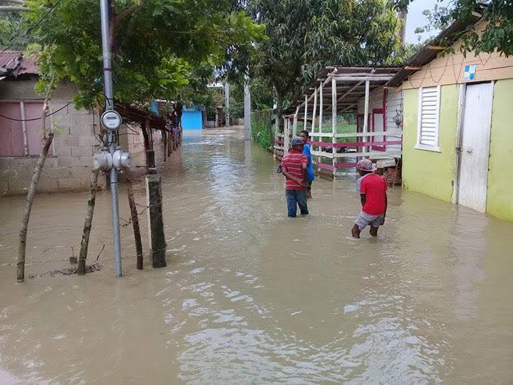 Más de 100 casas inundadas en el sector Los Rieles por desbordamiento del río Camú