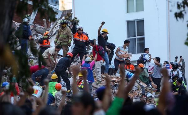 Mexicanos se unen para rescatar a víctimas de terremoto