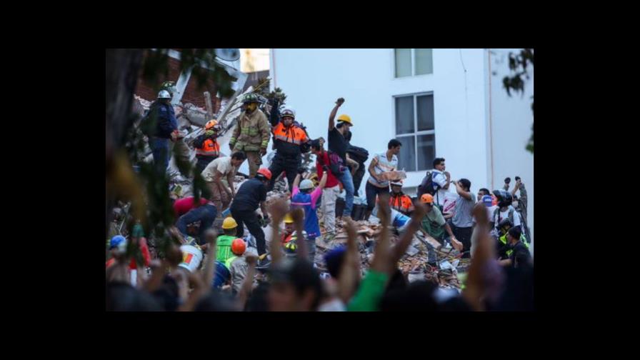 Mexicanos se unen para rescatar a víctimas de terremoto Mexicanos se unen para rescatar a víctimas de terremoto