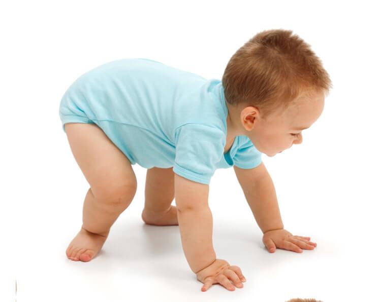 Bebés que ven a adultos esforzarse son más persistentes 