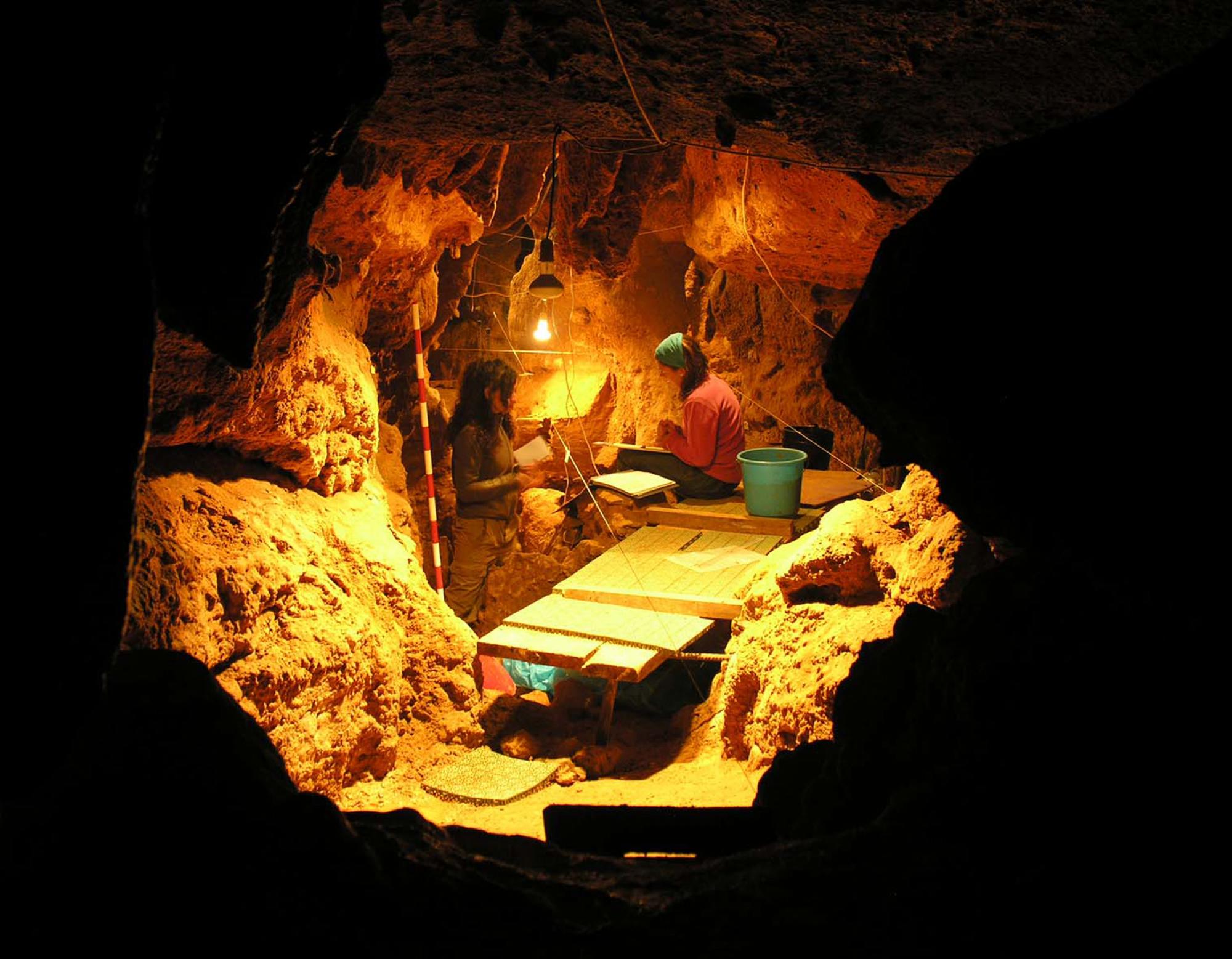 Interior de la cueva de El Sidrón.