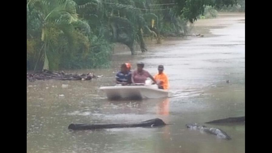 María cubre de agua el Este y aísla a decenas de comunidades María cubre de agua el Este y aísla a decenas de comunidades