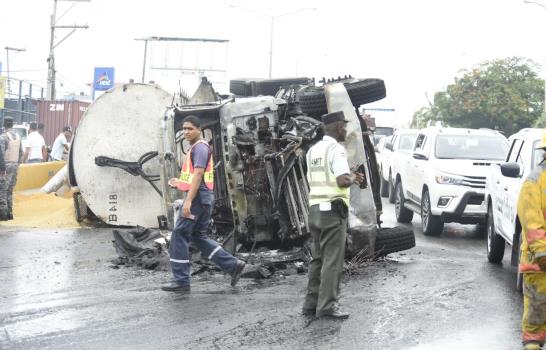 Video: Camión se incendia en autopista Las Américas; temen explosión por proximidad bombas de combustibles