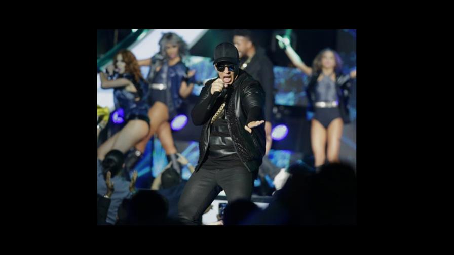 Fans de Daddy Yankee llenan 4 camiones con donativos para PR