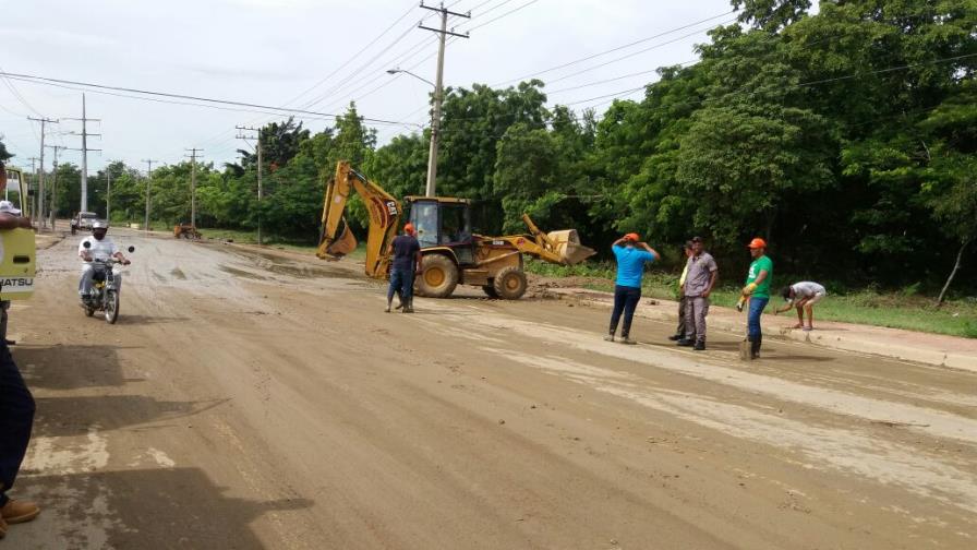 Brigadas del ayuntamiento de Santiago limpian daños dejados por huracán María Brigadas del ayuntamiento de Santiago limpian daños dejados por huracán María