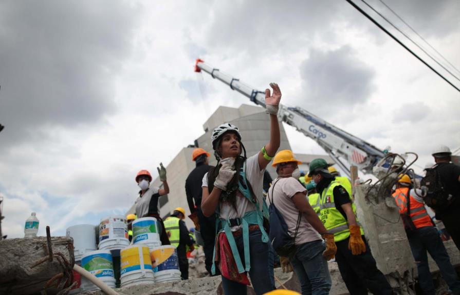 En vilo familias de desaparecidos tres días después del terremoto en México 