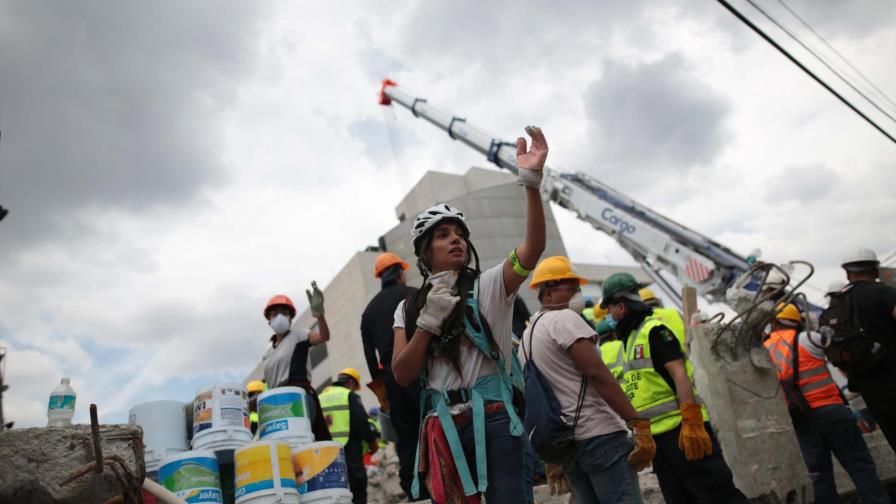 En vilo familias de desaparecidos tres días después del terremoto en México 