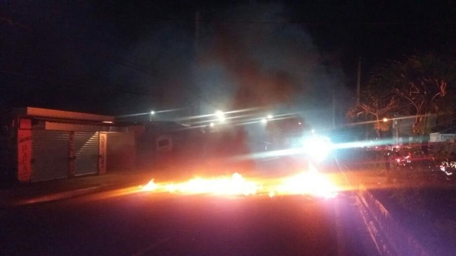 Encienden neumáticos en el sector Canaán de la carretera Mella por largos apagones