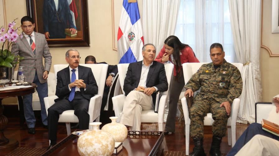 Medina recibe informes y coordina acciones para asistir a afectados del huracán María