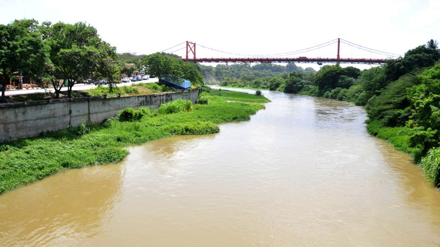 Ocho personas se encuentran atrapadas en una finca bananera de Valverde por desborde de río 