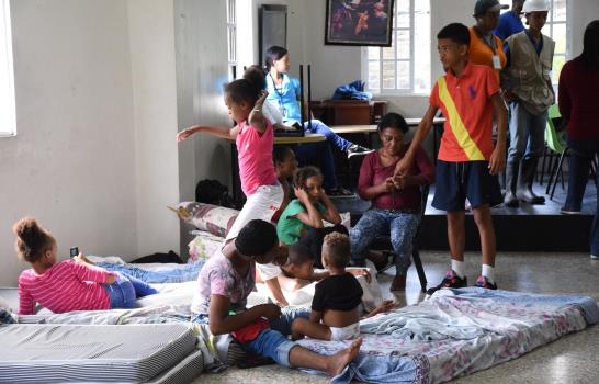Familias abandonan albergues y retornan a sus casas a orilla de los ríos Ozama e Isabela 
