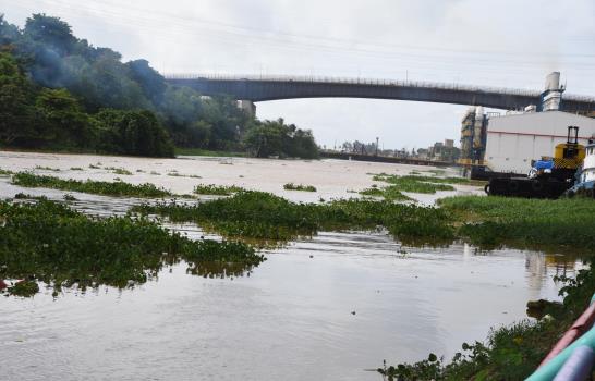Familias abandonan albergues y retornan a sus casas a orilla de los ríos Ozama e Isabela 