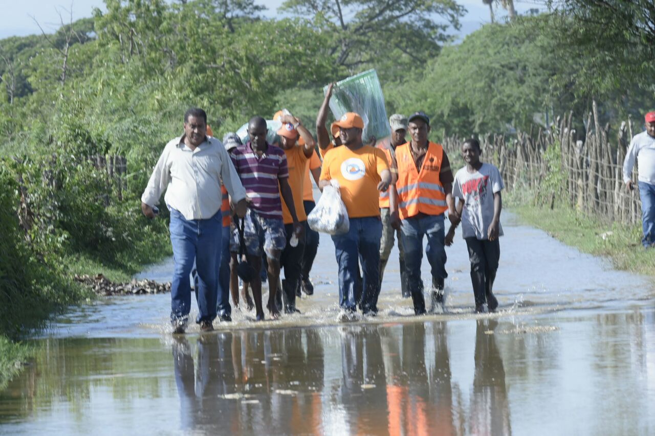 Vista de los rescatados por miembros de la Defensa Civil en Hatillo Palma, hoy, 23 de septiembre de 2017.
