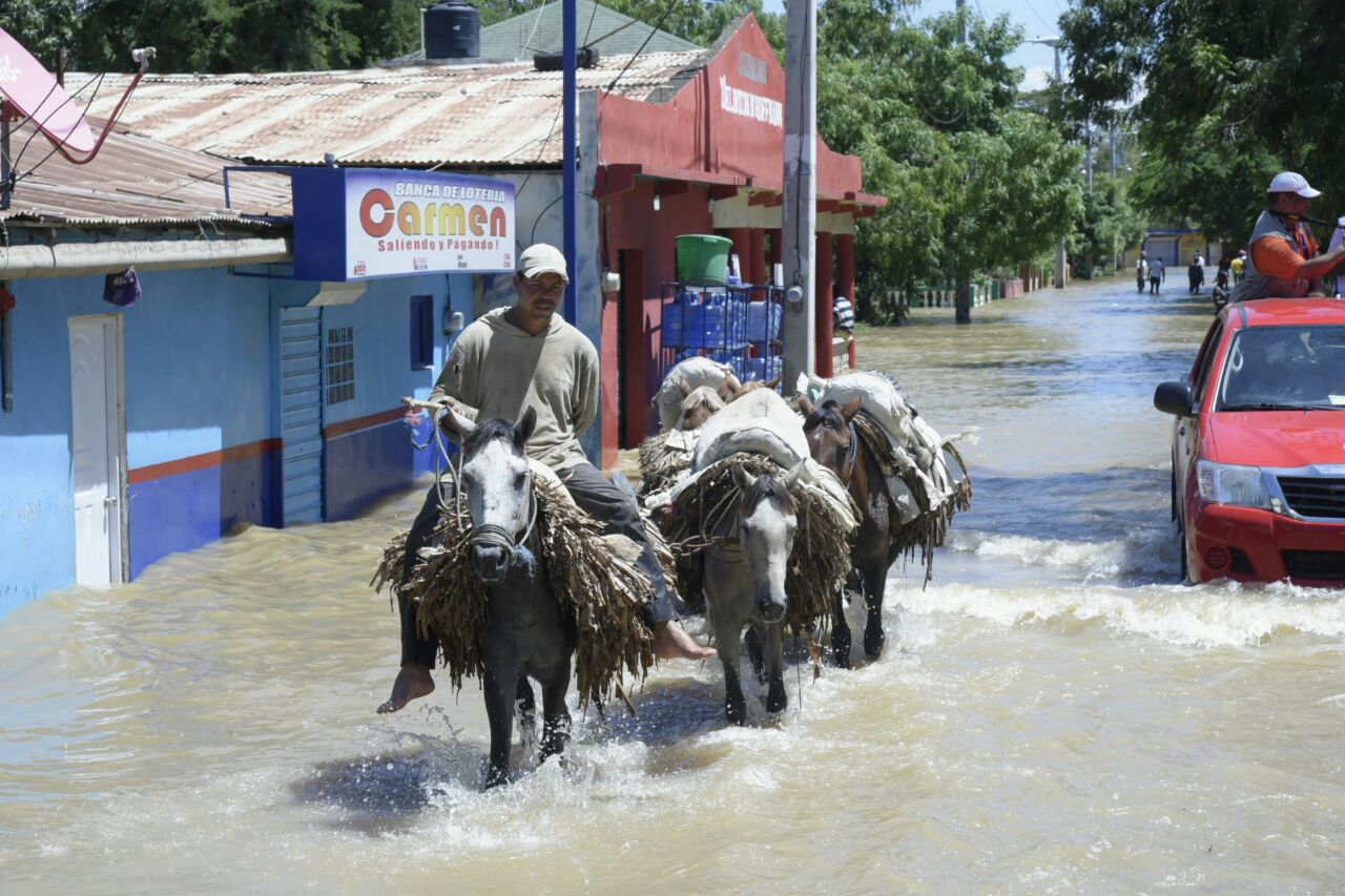 Decenas de viviendas resultaron inundadas en diferentes municipios de Montecristi hoy, 23 de septiembre de 2017.