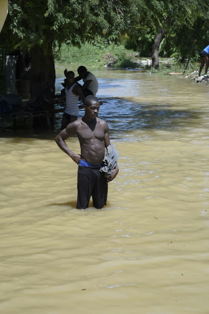Decenas de viviendas resultaron inundadas en diferentes municipios de Montecristi hoy, 23 de septiembre de 2017.
