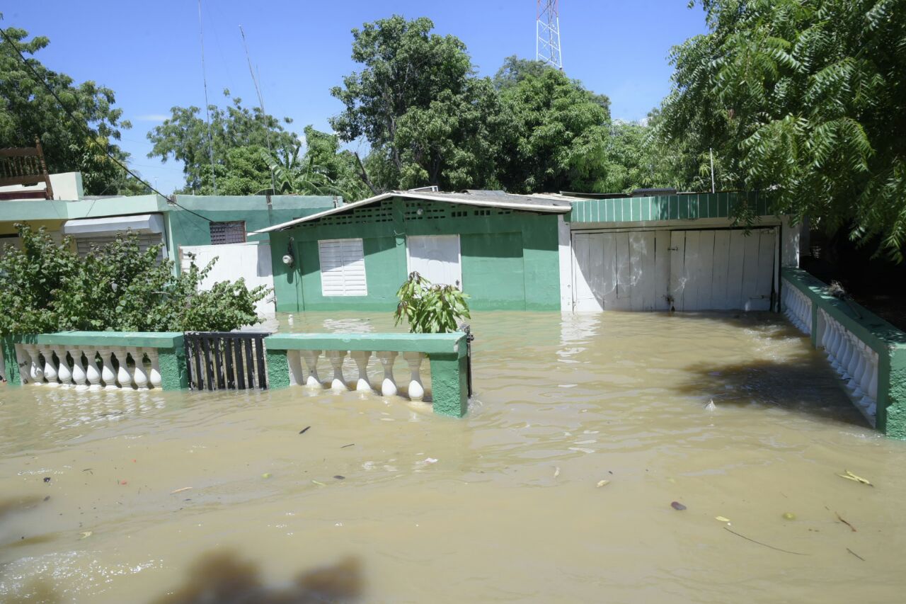 Decenas de viviendas resultaron inundadas en diferentes municipios de Montecristi hoy, 23 de septiembre de 2017.
