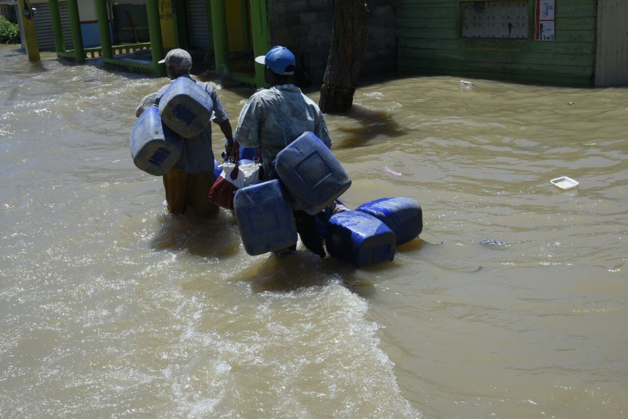 Decenas de viviendas resultaron inundadas en diferentes municipios de Montecristi hoy, 23 de septiembre de 2017.