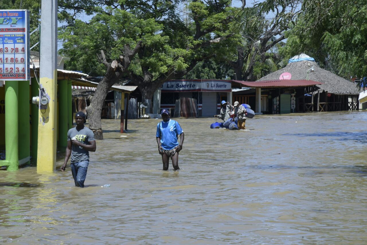 Decenas de viviendas resultaron inundadas en diferentes municipios de Montecristi hoy, 23 de septiembre de 2017.