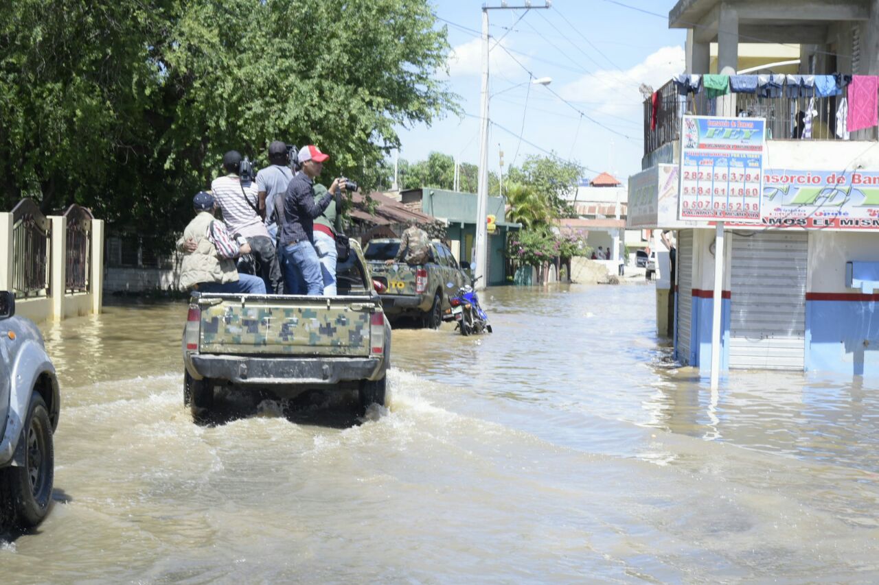 Las autoridades realizan operativo de rescate en Montecristi hoy, 23 de septiembre de 2017.