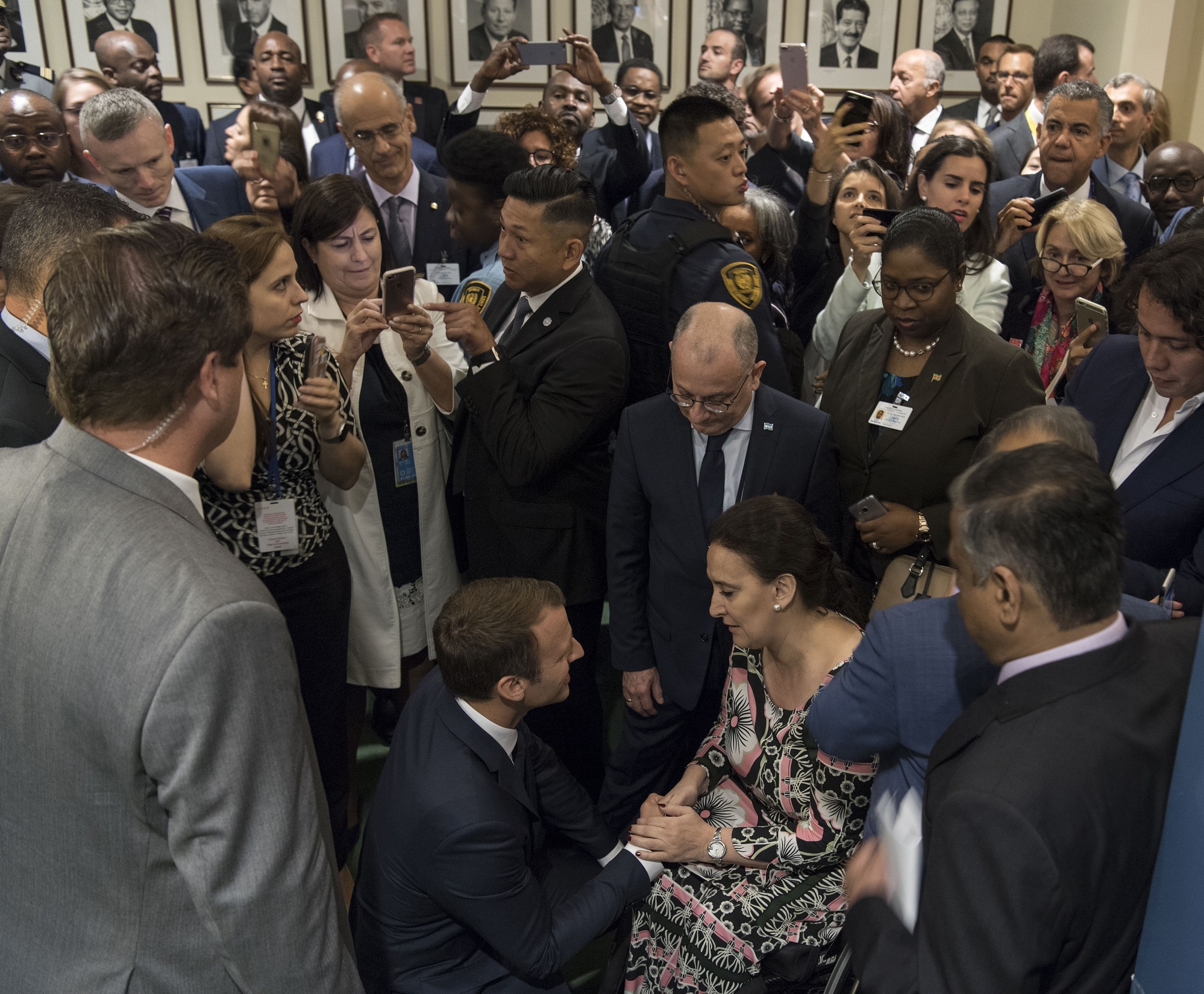 Emmanuel Macron, presidente de Francia, y Gabriela Michett, vicepresidenta de Argentina, fuera del salón de la Asamblea General. 