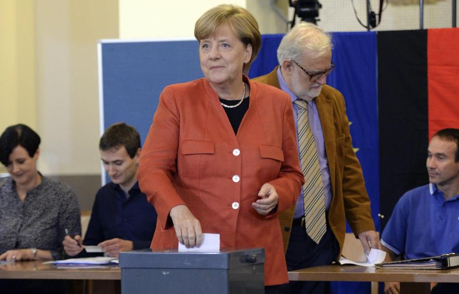 Merkel gana elección con 33.5% y ultraderecha es tercera fuerza, según sondeo