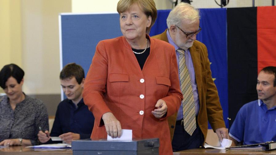 Merkel gana elección con 33.5% y ultraderecha es tercera fuerza, según sondeo