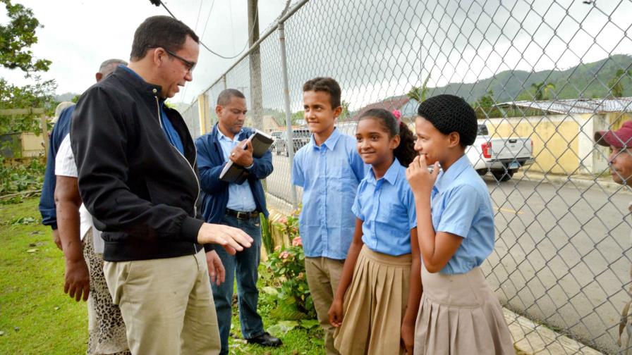 Ministro Navarro llama a la comunidad educativa a integrarse a la docencia este lunes