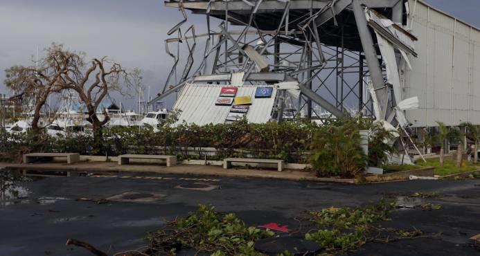 Puertorriqueños buscan comunicarse tras paso del huracán María 