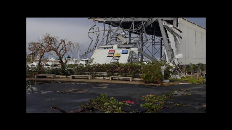 Puertorriqueños buscan comunicarse tras paso del huracán María 