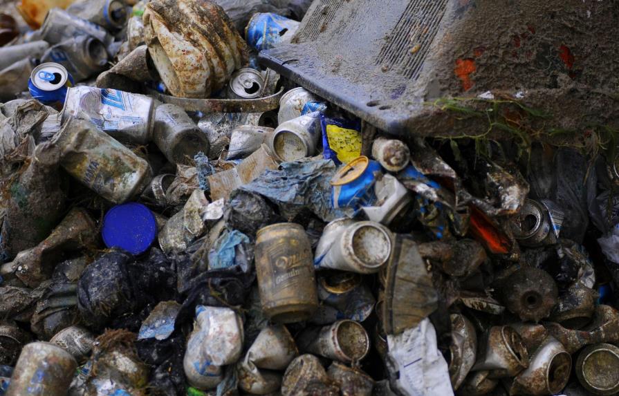 Latas y hasta una vieja TV: la basura submarina colectada por buzos en Panamá