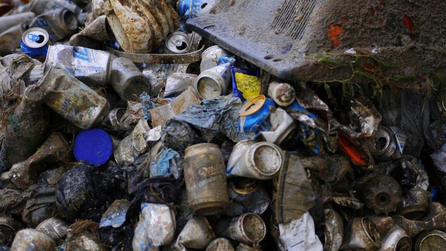 Latas y hasta una vieja TV: la basura submarina colectada por buzos en Panamá