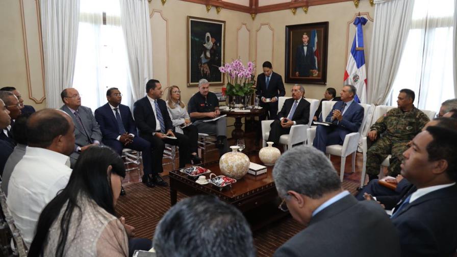 Presidente Medina y autoridades de Montecristi evalúan daños