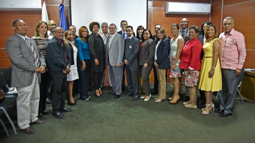 Presentan directores de 14 hospitales escogidos por concurso; nueve son mujeres Presentan directores de 14 hospitales escogidos por concurso; nueve son mujeres