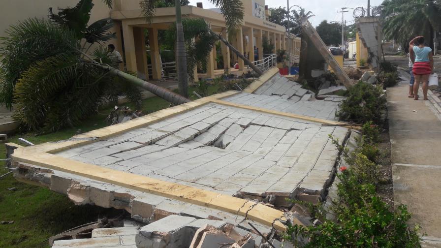 Cuestionan construcción escuela que derribó María Cuestionan construcción escuela que derribó María