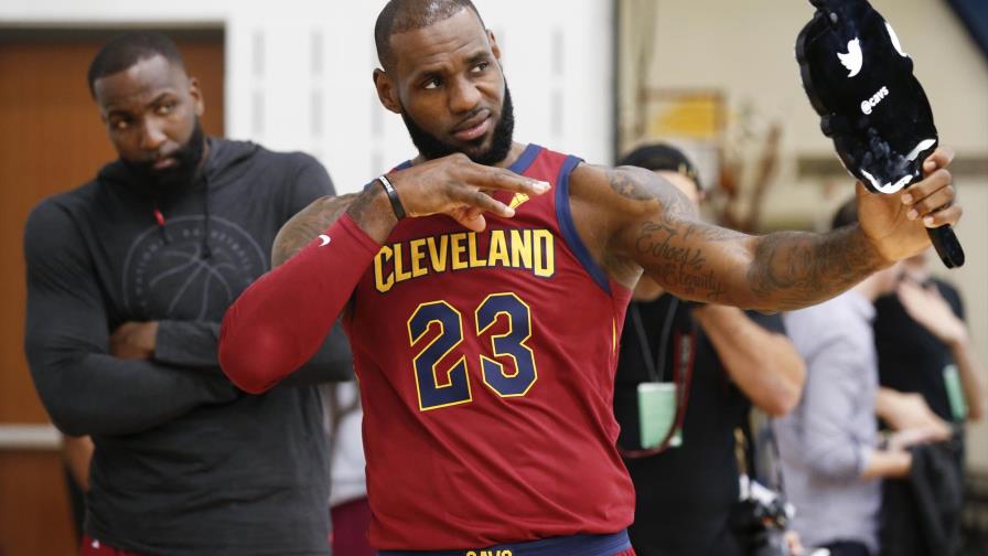 LeBron habla sobre Trump, Irving y su futuro LeBron habla sobre Trump, Irving y su futuro