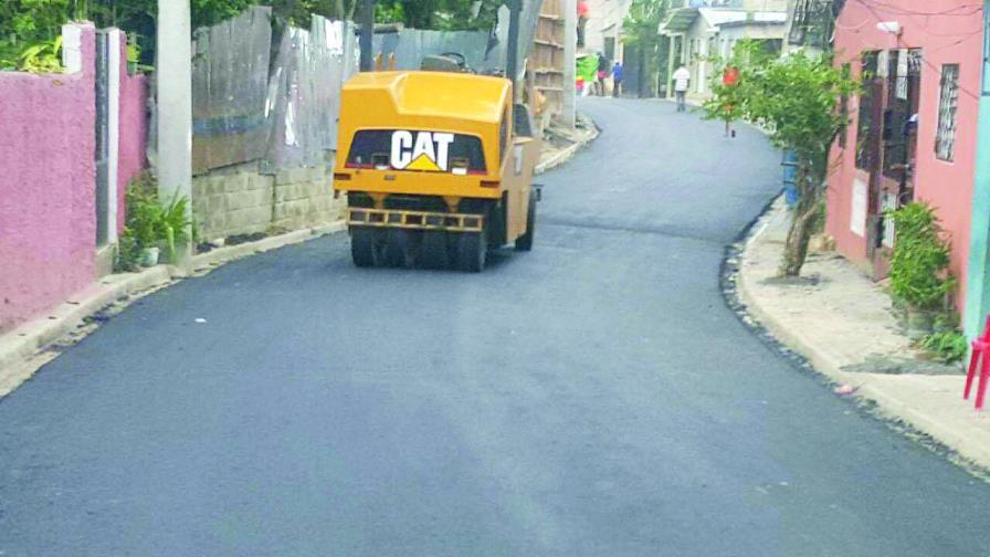 Ayuntamiento asfalta calles en sectores del municipio Santo Domingo Oeste