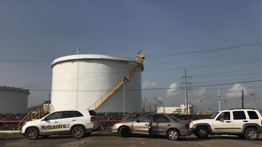 Boricuas madrugan en la refinería para tratar de conseguir combustible