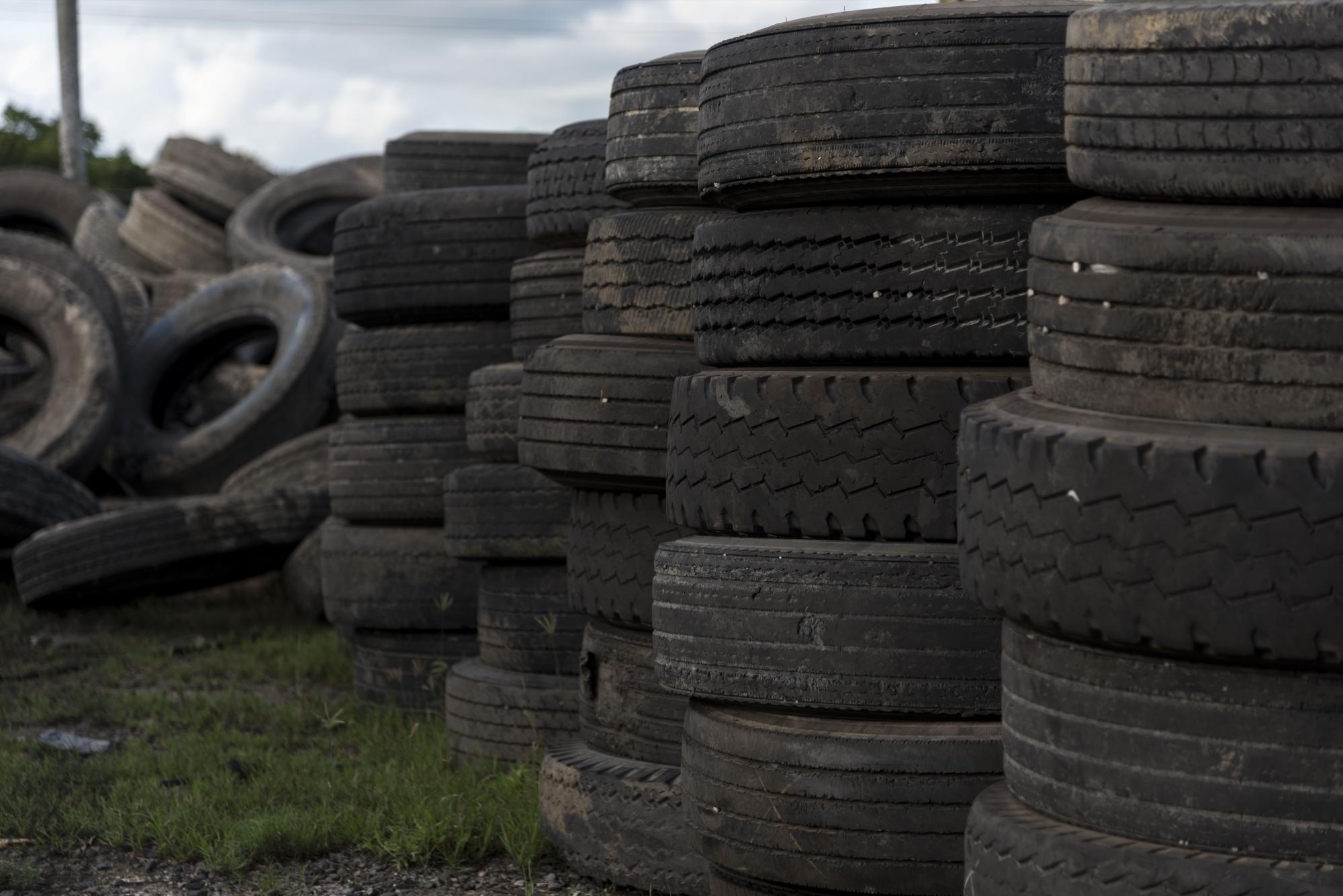 Los neumáticos desechados son llevados a la planta por compañías privadas.