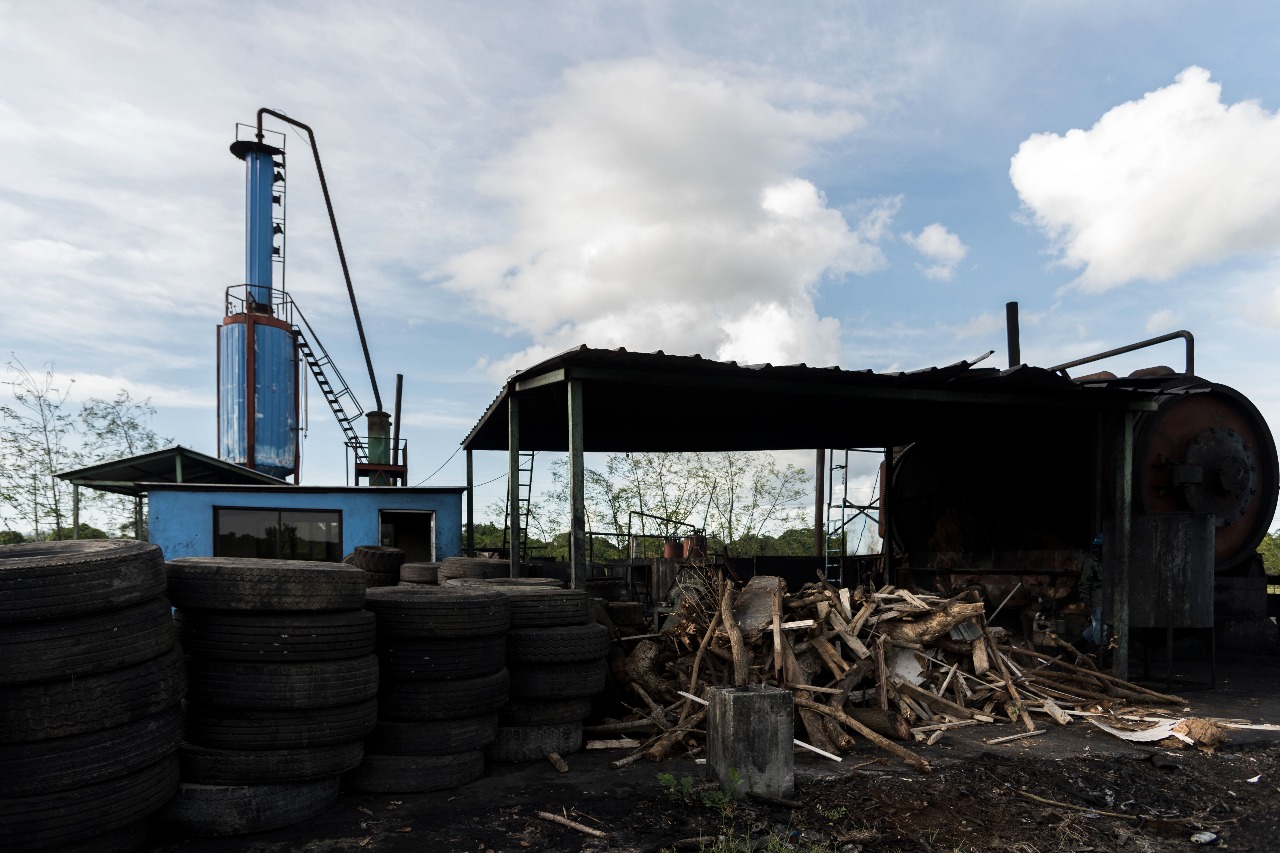 Planta en el sector Palmarejo, Los Alcarrizos, que convierte gomas desechadas en un combustible alternativo.
