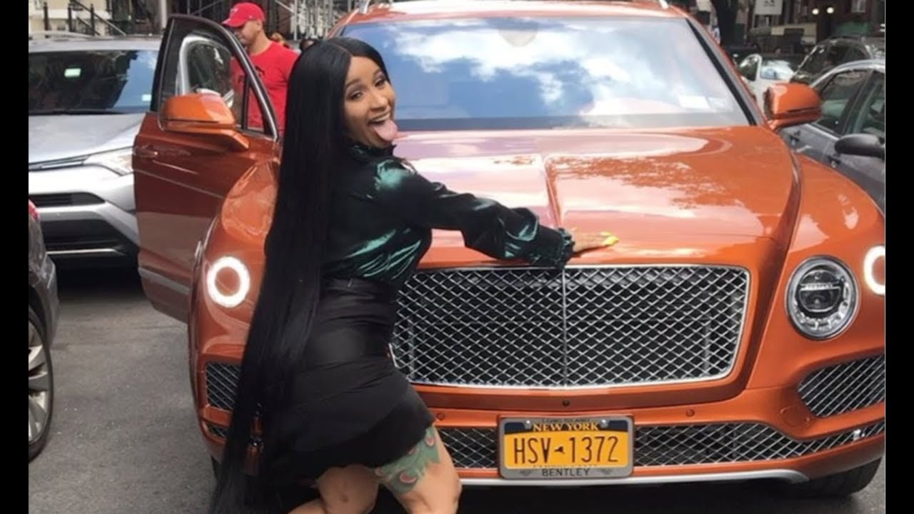 Cardi B con su Bentley